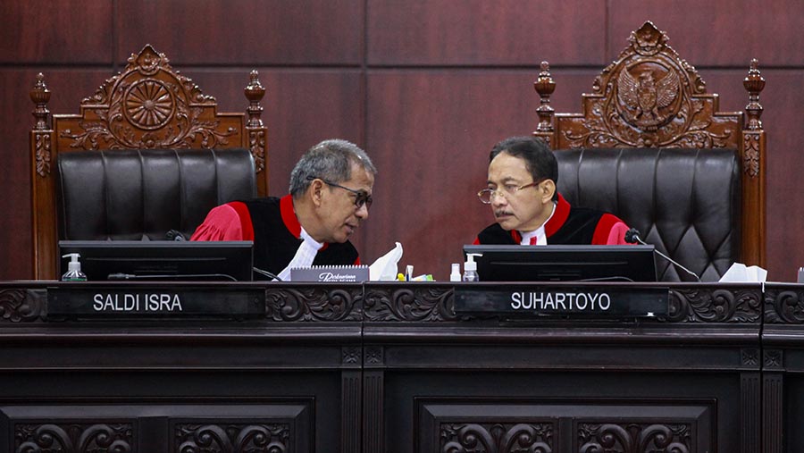 Ketua MK, Suhartoyo berbincang saat sidang PPHU Pilpres 2024 di Mahkamah Konstitusi, Jumat (5/4/2024). (Bloomberg Technoz/Andrean Kristianto)
