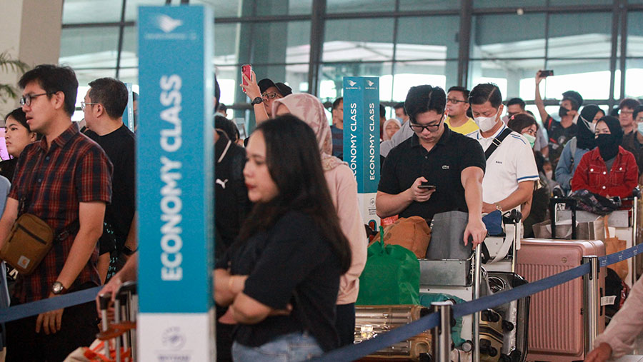 Suasana calon penumpang pesawat di Bandara Soetta, Sabtu (6/4/2024). (Bloomberg Technoz/Andrean Kristianto)