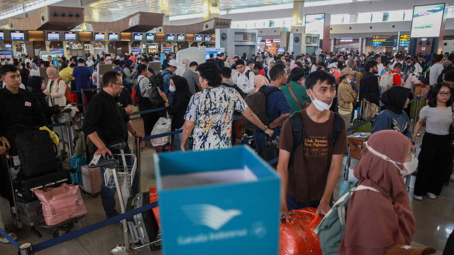 Suasana calon penumpang pesawat saat arus mudik di Terminal 3, Bandara Soetta, Sabtu (6/4/2024). (Bloomberg Technoz/Andrean Kristianto)