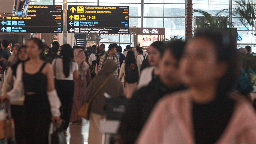 Suasana calon penumpang pesawat saat arus mudik di Terminal 3, Bandara Soetta, Sabtu (6/4/2024). (Bloomberg Technoz/Andrean Kristianto)