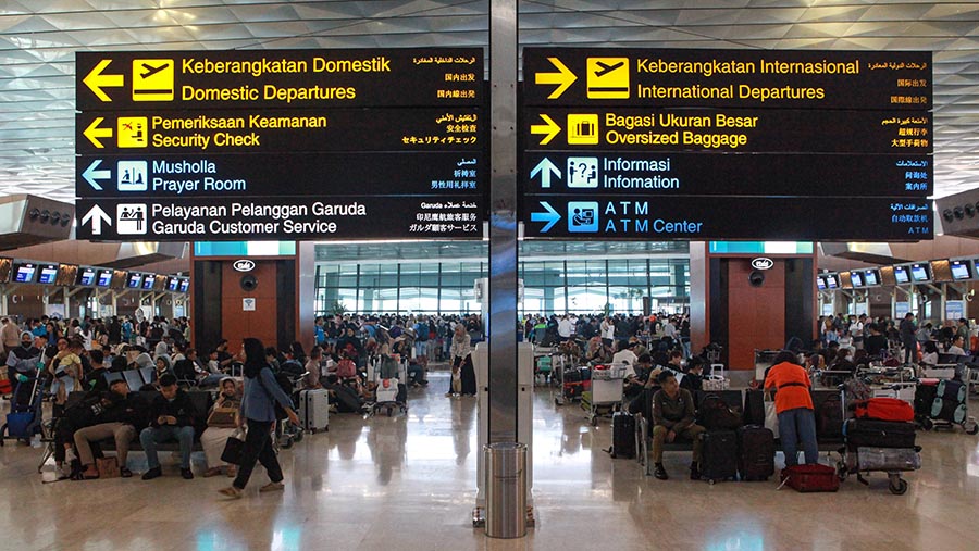 Suasana calon penumpang pesawat saat arus mudik di Terminal 3, Bandara Soetta, Sabtu (6/4/2024). (Bloomberg Technoz/Andrean Kristianto)