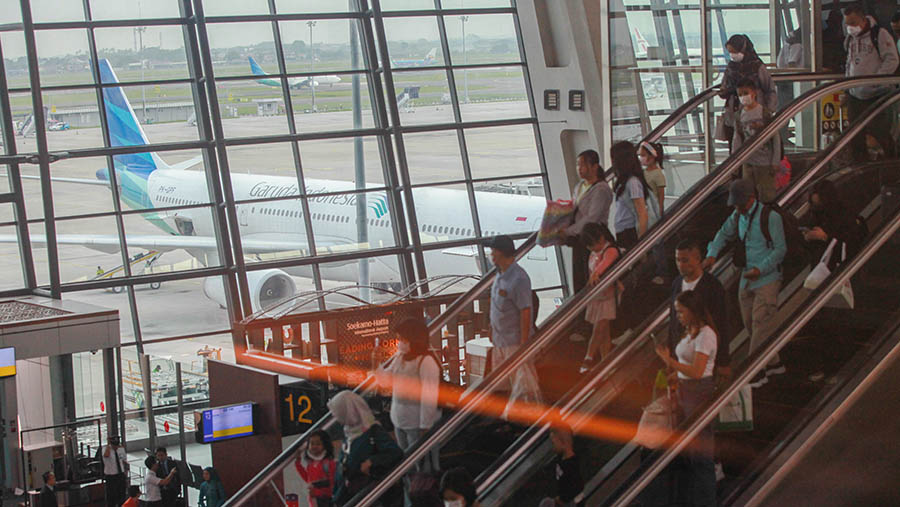 Suasana calon penumpang pesawat saat arus mudik di Terminal 3, Bandara Soetta, Sabtu (6/4/2024). (Bloomberg Technoz/Andrean Kristianto)