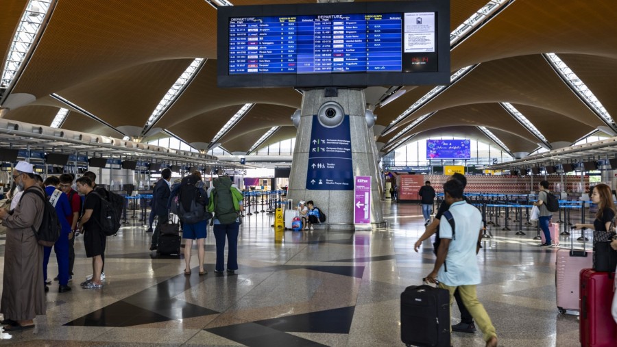 Penumpang di Bandara Internasional Kuala Lumpur (KLIA) di Malaysia./dok. Bloomberg