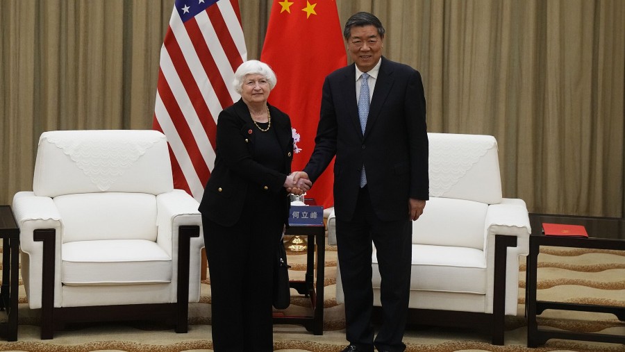 Janet Yellen, kiri, berjabat tangan dengan He Lifeng di Guangzhou pada 6 April./Bloomberg