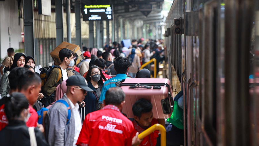 Pemudik menaiki kereta di Stasiun Pasar Senen, Jakarta, Sabtu (6/4/2024). (Bloomberg Technoz/Andrean Kristianto)