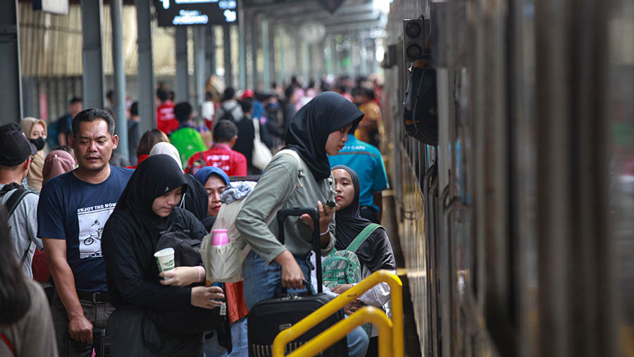Tercatat, sebanyak 26.777 penumpang meninggalkan Kota Jakarta dari Stasiun Pasar Senen dengan 38 perjalanan. (Bloomberg Technoz/Andrean Kristianto)