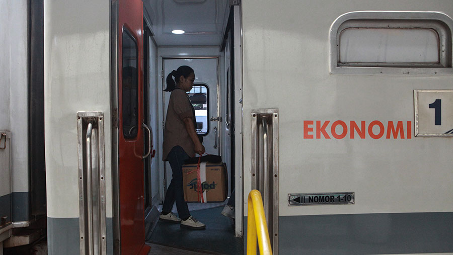 Penumpang berada di dalam gerbong kereta api saat arus mudik di Stasiun Pasar Senen, Jakarta, Sabtu (6/4/2024). (Bloomberg Technoz/Andrean Kristianto)