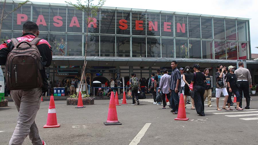 Suasana saat arus mudik di Stasiun Pasar Senen, Jakarta, Sabtu (6/4/2024). (Bloomberg Technoz/Andrean Kristianto)