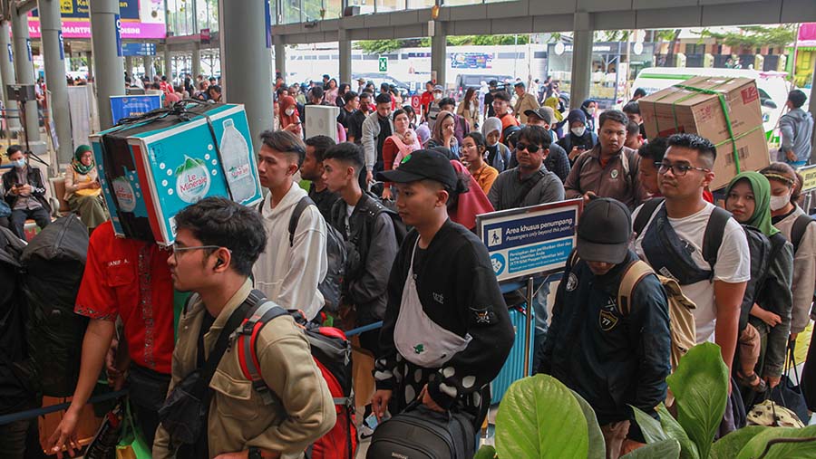 Penumpang antre memasuki peron kereta api saat arus mudik di Stasiun Pasar Senen, Jakarta, Sabtu (6/4/2024). (Bloomberg Technoz/Andrean Kristianto)