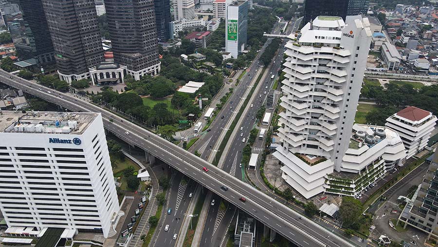 Foto udara suasana lalu lintas kendaraan di Jakarta, Senin (8/4/2024). (Bloomberg Technoz/Andrean Kristianto)