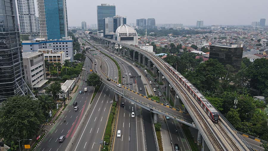 Kereta LRT Jabodebek melintas di kawasan Gatot Subroto, Jakarta, Senin (8/4/2024). (Bloomberg Technoz/Andrean Kristianto)
