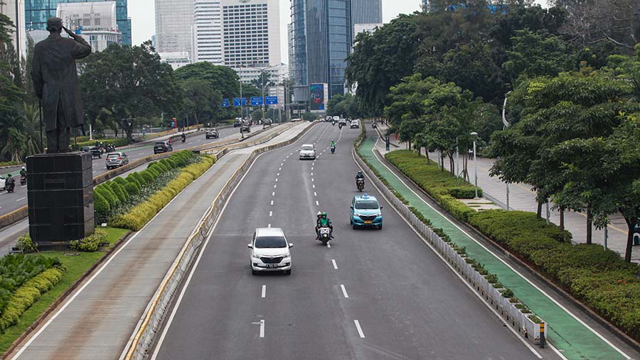 Suasana lalu lintas kendaraan di Jalan Jend. Sudirman, Jakarta, Senin (8/4/2024). (Bloomberg Technoz/Andrean Kristianto)