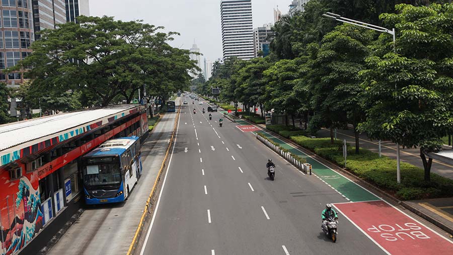 Suasana lalu lintas kendaraan di Jakarta, Senin (8/4/2024). (Bloomberg Technoz/Andrean Kristianto)