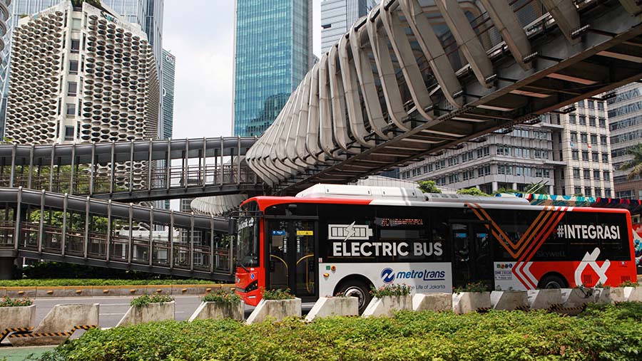 Bus listrik Transjakarta melintas di Jalan Jend. Sudirman, Jakarta, Senin (8/4/2024). (Bloomberg Technoz/Andrean Kristianto)
