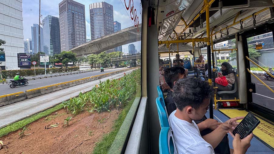 Para penumpang Transjakarta dapat duduk dengan nyaman. (Bloomberg Technoz/Andrean Kristianto)