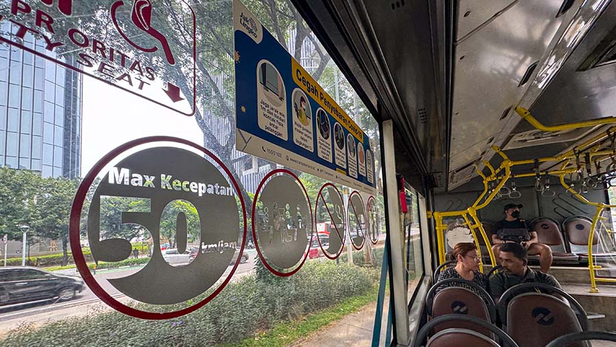 Transportasi umum seperti Transjakarta juga tak terlihat ramai oleh penumpang. (Bloomberg Technoz/Andrean Kristianto)