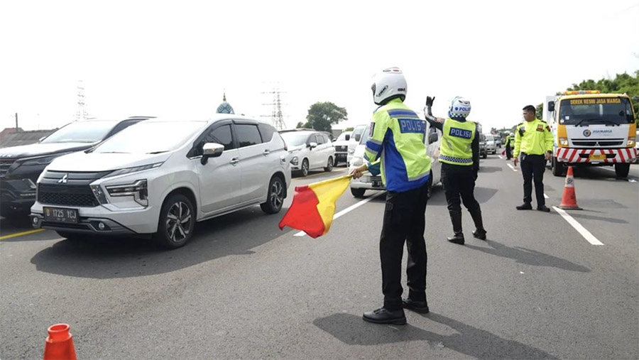 Kakorlantas Irjen Polisi Aan Suhanan meninjau kecelakaan di jalan Tol Cikampek KM 58 arah Jakarta Senin (8/4/2024). (Instagram @korlantaspolri.ntmc)