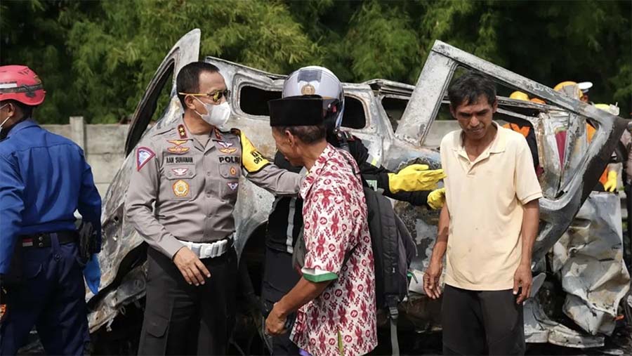 Kakorlantas Irjen Polisi Aan Suhanan meninjau kecelakaan di jalan Tol Cikampek KM 58 arah Jakarta Senin (8/4/2024). (Instagram @korlantaspolri.ntmc)