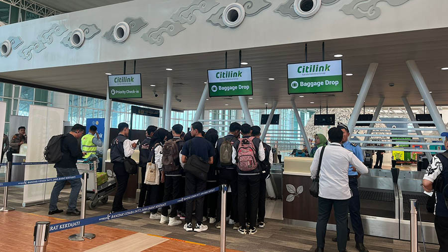Penumpang melakukan check-in di Bandara Kertajati, Majalengka. (Dok. PT Angkasa Pura II Cin)