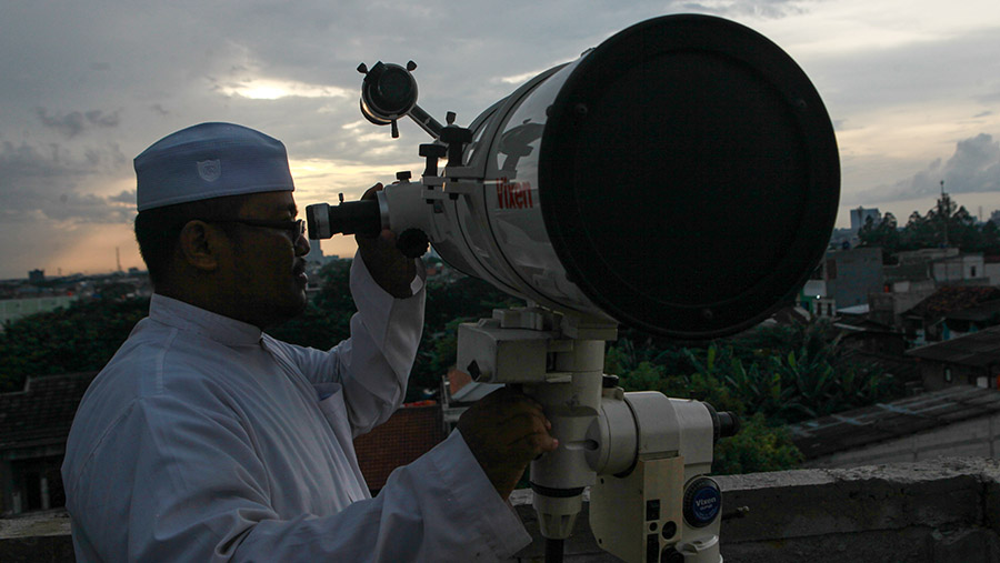 Petugas mengamati hilal awal Ramadhan  1445 di Masjid Al-Musyariin Basmol, Jakarta, Selasa (9/4/2024). (Bloomberg Technoz/Andrean Kristianto)