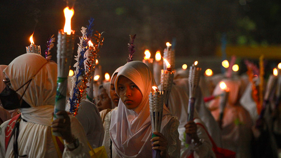 Kegiatan pawai Obor iuntuk memeriahkan malam takbiran menyambut Hari Raya Idul Fitri 1445 Hijriah. (Bloomberg Technoz/Andrean Kristianto)