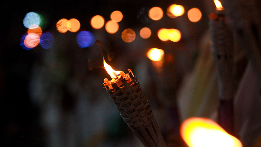 Untuk menjaga keamaanan tak hanya obor api, ada juga obor yang terbuat dari lampu.(Bloomberg Technoz/Andrean Kristianto)