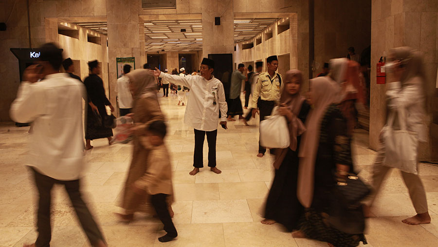 Umat muslim bersiap melaksanakan Salat Idulfitri 1445 H di Masjid Istiqlal, Jakarta Pusat, Rabu (10/4/2024). (Bloomberg Technoz/Andrean Kristianto)