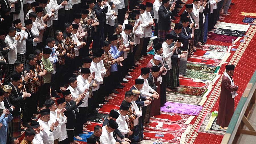 Selain warga, Presiden Joko Widodo (Jokowi) dan Wapres Ma’ruf Amin juga melaksanan salat di Masjid Istiqlal.  (Bloomberg Technoz/Andrean Kristianto)