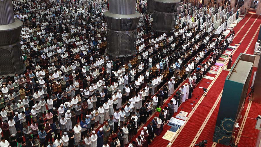 Sejak subuh umat Islam sudah ramai untuk masuk kedalam Masjid Istiqlal untuk melaksanakan salat Idul Fitri 1445 (Bloomberg Technoz/Andrean Kristianto)