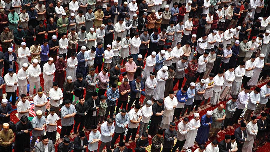 Umat muslim melaksanakan Salat Idul Fitri 1445 H di Masjid Istiqlal, Jakarta Pusat, Rabu (10/4/2024). (Bloomberg Technoz/Andrean Kristianto)