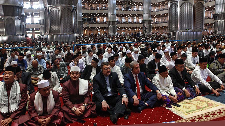 Para duta besar negara sahabat juga ikut melaksanakan salat di masjid terbesar di Asia Tenggara tersebut. (Bloomberg Technoz/Andrean Kristianto)