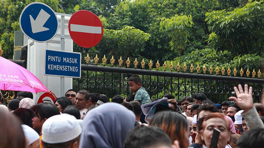Akibatnya, petugas keamanan menutup gerbang tersebut dan tampak beberapa masyarakat yang masih antre. (Bloomberg Technoz/Andrean Kristianto)