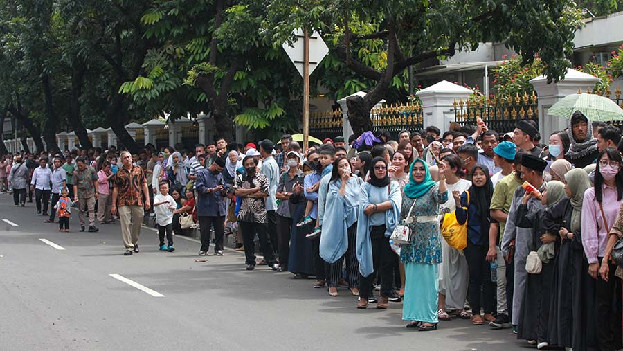 Warga antre mengikuti open house Idulfitri Presiden Jokowi di depan kantor Sekretariat Negara, Rabu (10/4/2024) (Bloomberg Technoz/Andrean Kristianto)