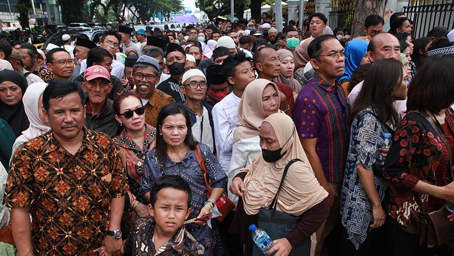 Mereka sudah datang sejak pagi hari dengan harapan bertemu Presiden Jokowi saat open house. (Bloomberg Technoz/Andrean Kristianto)