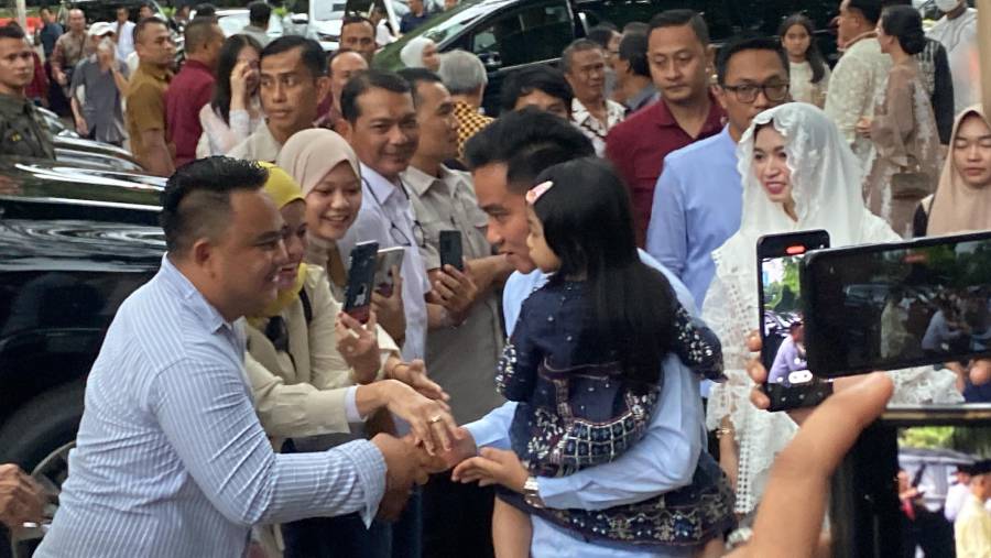Wakil Presiden Terpilih, Gibran Rakabuming Raka di kediaman Prabowo Subianto di Kertanegara, Rabu (10/4/2024).