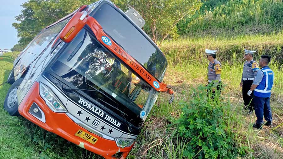 Kecelakaan tunggal KBM Bus Po. Rosalia Indah No. Pol. : AD 7019 OA di Jalan Tol Batang Km 370 A, Kamis (11/4/2024). (SumberHumas Polda Jawa Tengah)