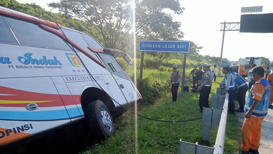 Kecelakaan tunggal KBM Bus Po. Rosalia Indah No. Pol. : AD 7019 OA di Jalan Tol Batang Km 370 A, Kamis (11/4/2024). (SumberHumas Polda Jawa Tengah)