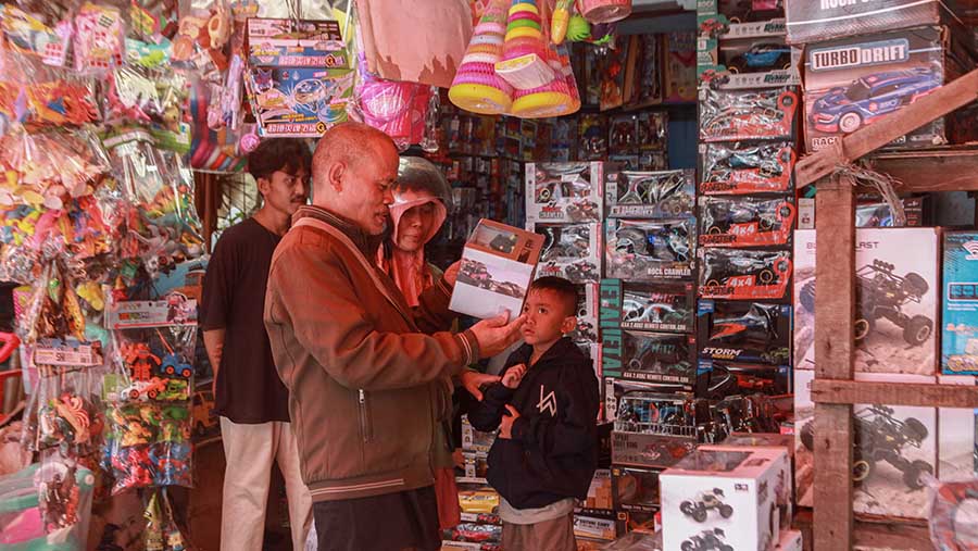 Pengunjung melihat mainan yang dijual di Pasar Gembrong, Jakarta, Kamis (11/4/2024). (Bloomberg Technoz/Andrean Kristianto)