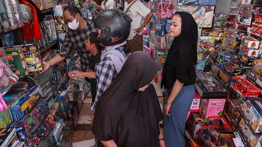 Pengunjung melihat mainan yang dijual di Pasar Gembrong, Jakarta, Kamis (11/4/2024). (Bloomberg Technoz/Andrean Kristianto)