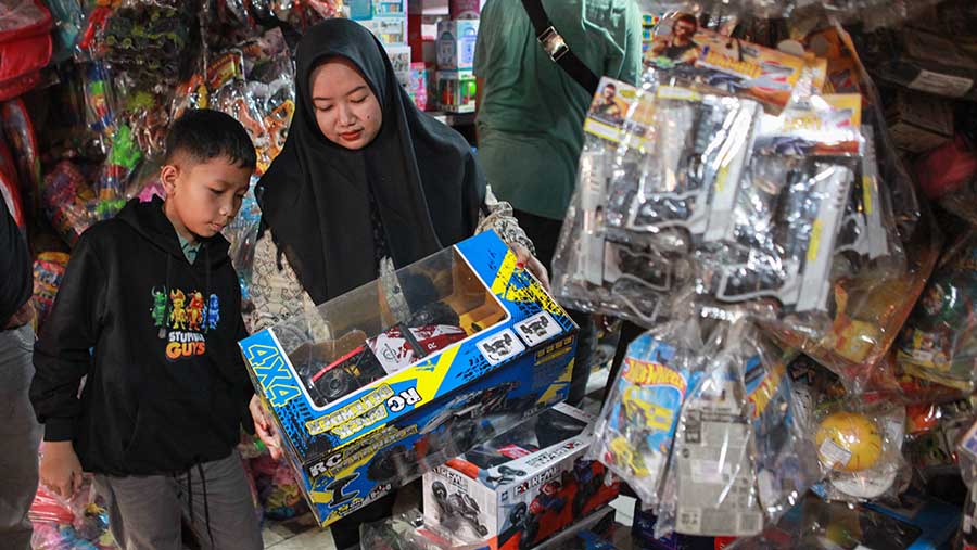 Pengunjung melihat mainan yang dijual di Pasar Gembrong, Jakarta, Kamis (11/4/2024). (Bloomberg Technoz/Andrean Kristianto)