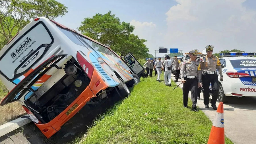 Kakorlantas Polri turun langsung ke TKP kecelakaan di Km 370 Tol Batang-Semarang (Instagram @korlantaspolri.ntmc)