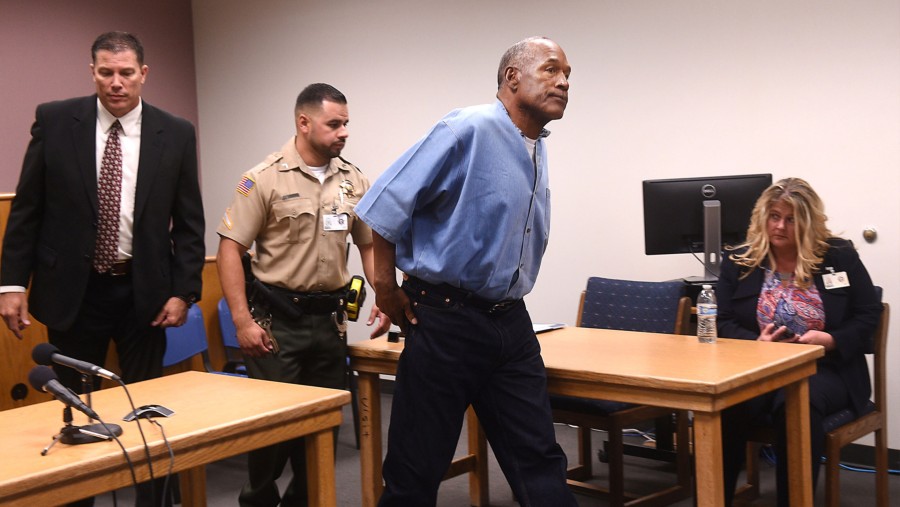 O.J. Simpson, tengah, keluar setelah sidang pembebasan bersyarat di Lovelock Correctional Center, (20/7/2027)./Bloomberg-Jason Bean