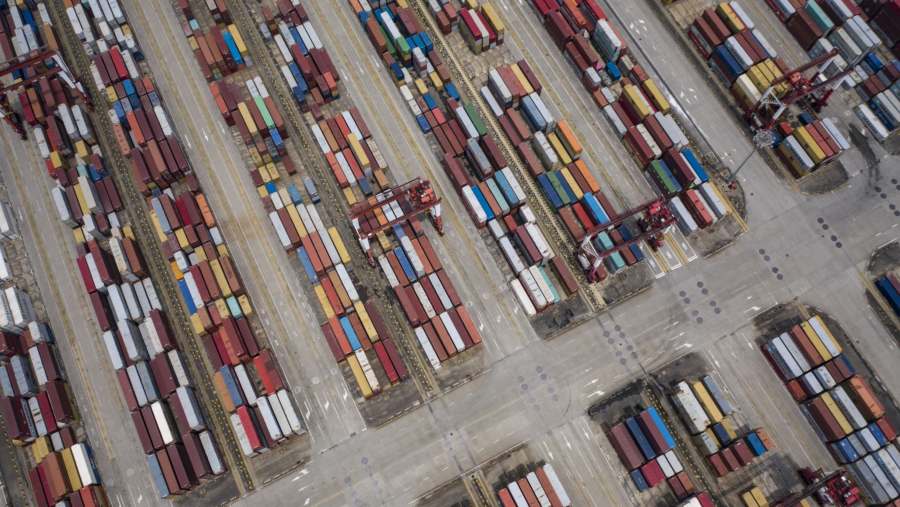 Ilustrasi Perdagangan Ekspor Impor di Pelabuhan. (Dok: Bloomberg)
