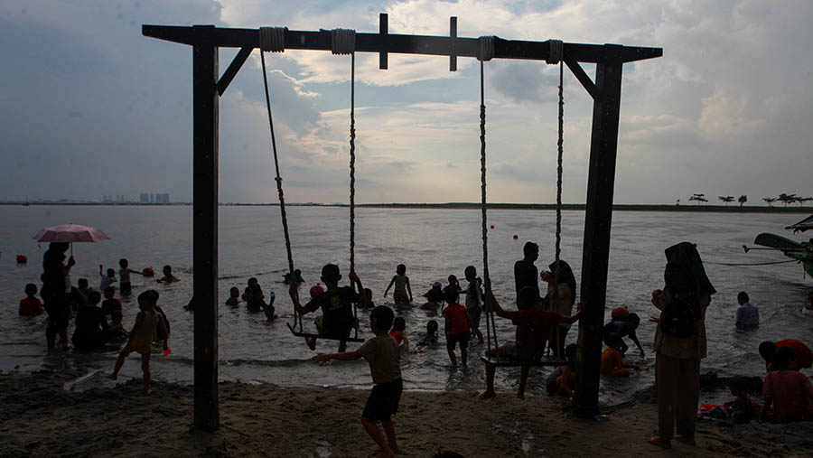 Salah satu lokasi favorit pengungjung Ancol yaitu Pantai Lagoon. (Bloomberg Technoz/Andrean Kristianto)