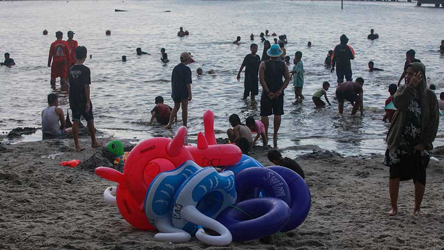 Namun bagi anak-anak mereka lebih senang untuk bermain air di pantai, (Bloomberg Technoz/Andrean Kristianto)