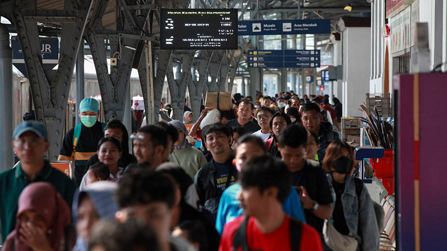Penumpang kereta api tiba di Stasiun Pasar Senen, Sabtu (13/4/2024). (Bloomberg Technoz/Andrean Kristianto)
