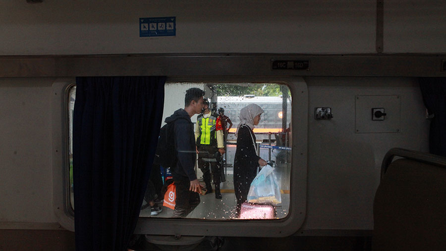 Penumpang kereta api tiba saat arus balik mudik di Stasiun Pasar Senen, Sabtu (13/4/2024). (Bloomberg Technoz/Andrean Kristianto)