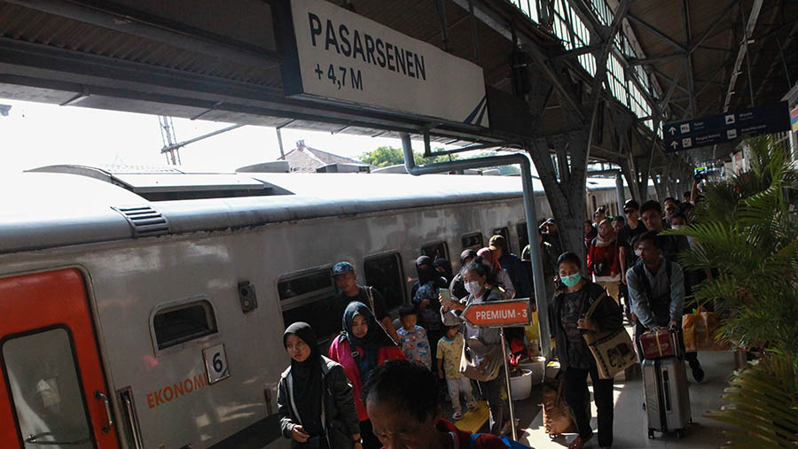 Arus balik mudik Lebaran menggunakan kereta api mulai terjadi di Stasiun Pasar Senen. (Bloomberg Technoz/Andrean Kristianto)