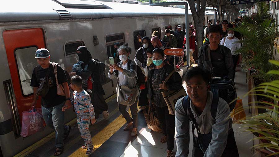 Penumpang kereta api tiba saat arus balik mudik di Stasiun Pasar Senen, Sabtu (13/4/2024). (Bloomberg Technoz/Andrean Kristianto)