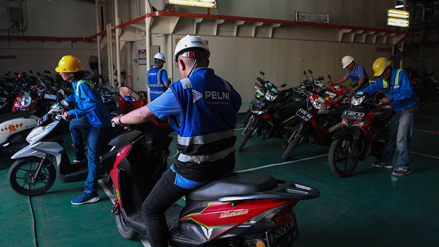 Motor beserta pemilik kendaraan tiba di Pelabuhan Tanjung Priok setelah diberangkatkan dari Semarang, kemarin. (Bloomberg Technoz/Andrean Kristianto)